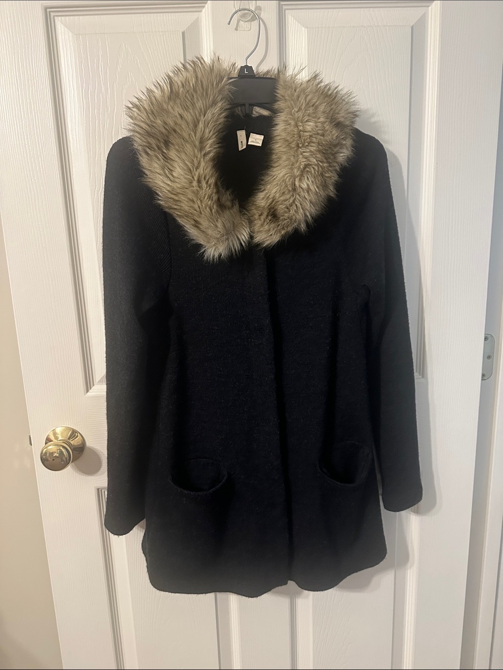 Moth sweater w/ Faux fur collar